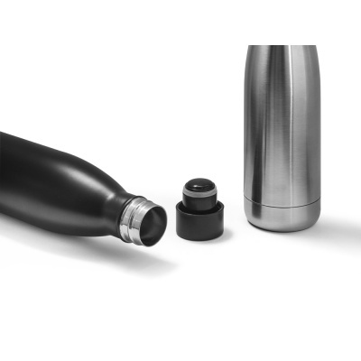 Garrafa térmica preta aberta com tampa e garrafa prateada fechada