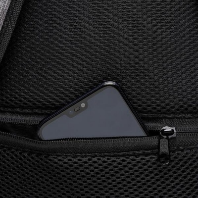 Smartphone preto no bolso com zíper de tecido preto arejado