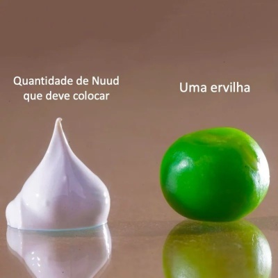 Porção branca cremosa e ervilha verde lado a lado com texto explicativo em fundo marrom claro