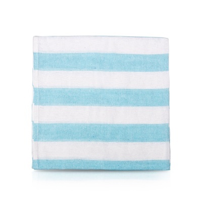 toalha dobrada com riscas azuis claras e brancas