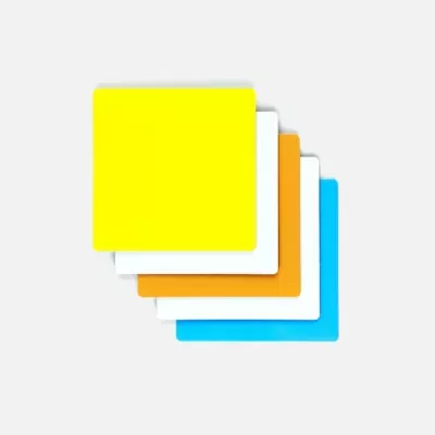 Conjunto de quatro pastas quadradas coloridas empilhadas