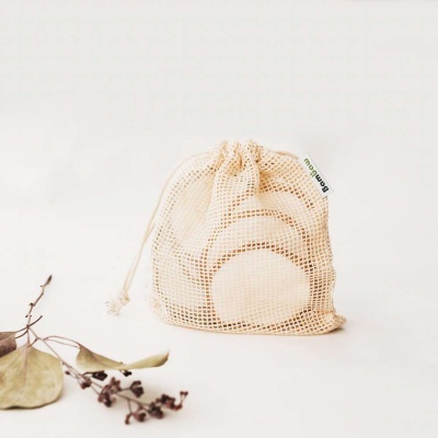 Saco de rede de algodão com discos brancos e ramo seco