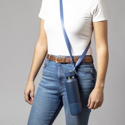 Garrafa térmica azul pendurada em pessoa com roupa casual