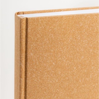 Livro com capa dura castanho claro texturizada