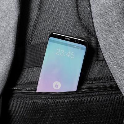 Telemóvel azul e branco no bolso negro de tecido malha