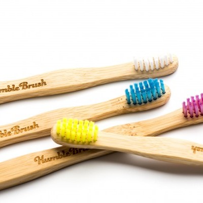 Quatro escovas de dentes de bambu com cerdas coloridas e gravação 'Humble Brush'