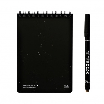 Bloco de notas preto espiral e caneta preta com texto branco