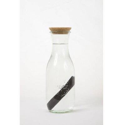 Garrafa de vidro com tampa de cortiça e objeto preto dentro