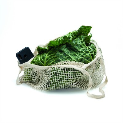 Saco de rede com couves e telemóvel