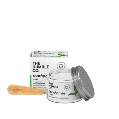 Frasco de creme dental em vidro com embalagem e espátula de madeira