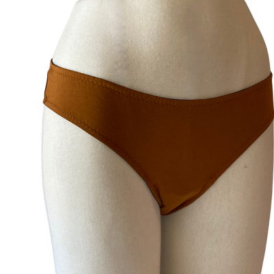 Cueca feminina castanha em manequim bege