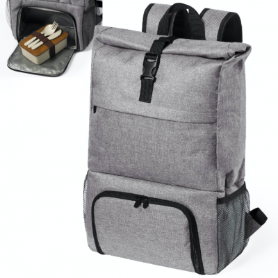 Mochila cinzenta clara com bolso frontal, fecho superior com fivela e compartimento isolado aberto com estojo de talheres