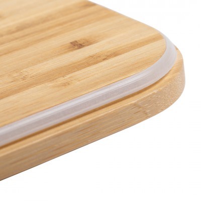 Tabuleiro ou tábua de madeira clara com borda de silicone transparente