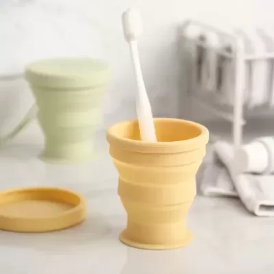 Copos dobráveis de silicone com escova de dentes