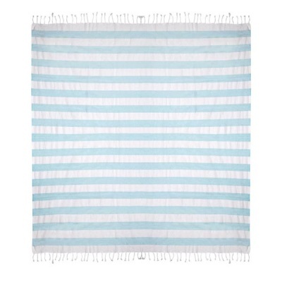 Toalha ou manta com riscas azuis e brancas e franjas nas pontas.