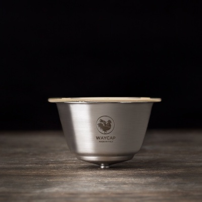 Taça pequena metálica com tampa creme e logótipo WAYCAP