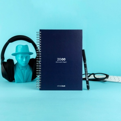 Agenda diária 2020 azul escura com caneta e acessórios em fundo azul claro