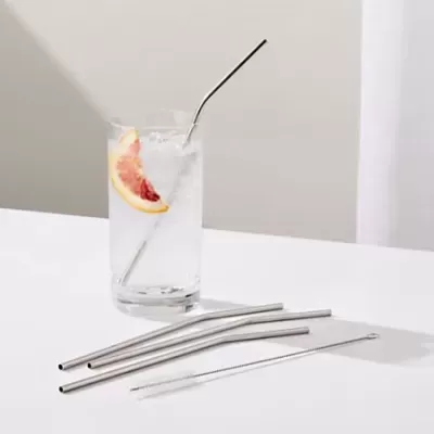 Copo com bebida e canudos metálicos com escova de limpeza