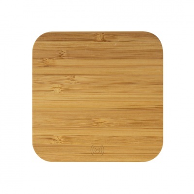 tapete quadrado em madeira clara com cantos arredondados e símbolo gravado