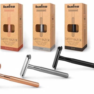 Três máquinas de barbear metalizadas em rosa dourado, prata e preto com caixas de cartão reciclado Bambaw