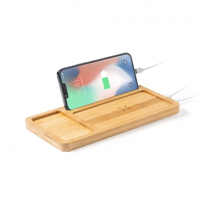 Base de madeira clara com telemóvel a carregar e múltiplos compartimentos