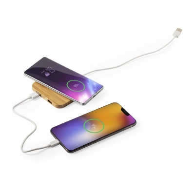 Carregador wireless de madeira com dois smartphones a carregar