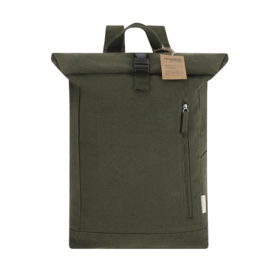 mochila verde escuro com fecho de aba e bolso frontal