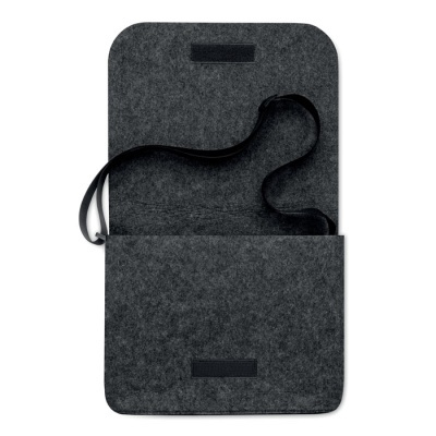 Bolsa em feltro cinza escuro com alça preta ajustável e fecho de velcro.