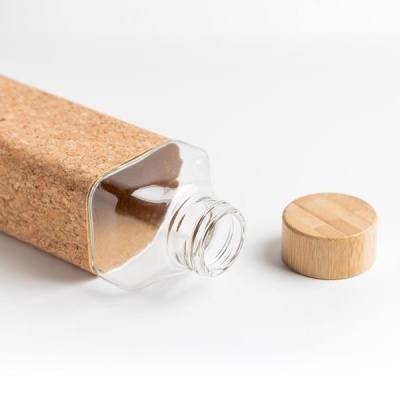 Frasco de vidro quadrado com tampa de cortiça removida