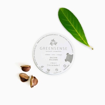 Frasco branco de bálsamo GREENSENSE com folha e sementes ao lado