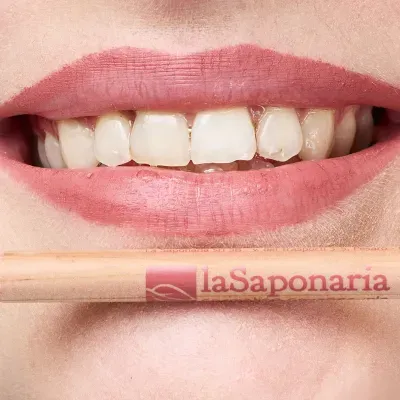 Lábios com lápis de lábios laSaponaria cor de rosa clara