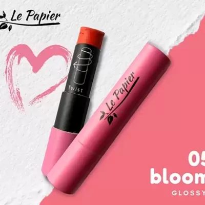 Batom Twist Le Papier cor 03 Bloom com embalagem rosa e fundo rosa