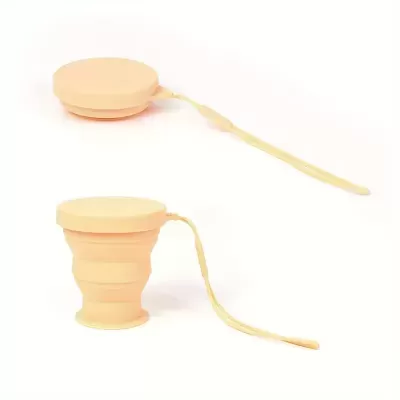 Copos retráteis em silicone bege, um aberto e outro fechado, com tampas e alças.