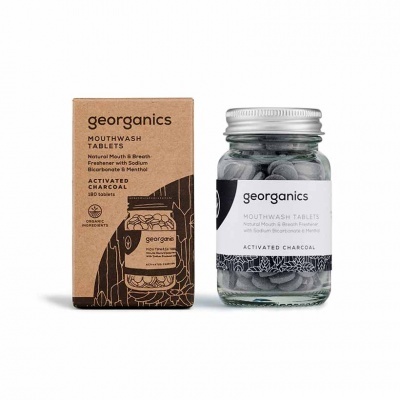 Comprimidos para elixir bucal georganics com carvão ativo em embalagem de papel castanha e frasco de vidro transparente com tampa prateada