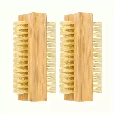 Dois pincéis de limpeza com cabo de madeira e cerdas brancas