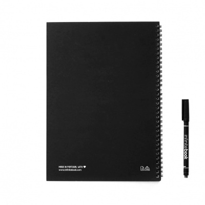 Caderno espiral preto com texto branco e caneta preta ao lado sobre fundo branco