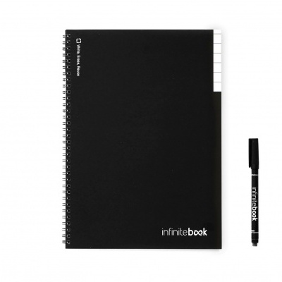 Caderno preto com espiral e caneta preta, ambos com texto 'infinitebook'.