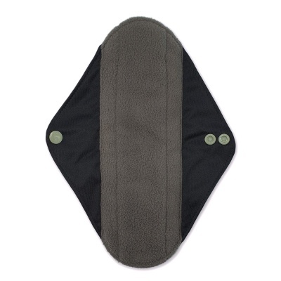 Absorvente reutilizável cinza e preto com botões verdes