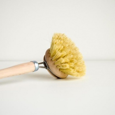 Escova de limpeza com cabo de madeira e cerdas amarelas