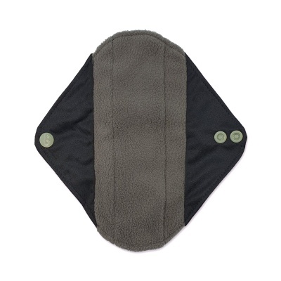 Absorvente menstrual reutilizável preto e cinza com botões de pressão verdes e símbolo CHF