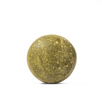 Bola esférica verde com manchas amarelas sobre fundo branco