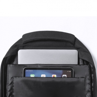 Mochila preta com computador portátil e tablet no interior