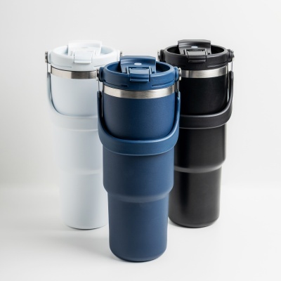 Três garrafas térmicas de cores branca, azul escuro e preta com tampa e alça