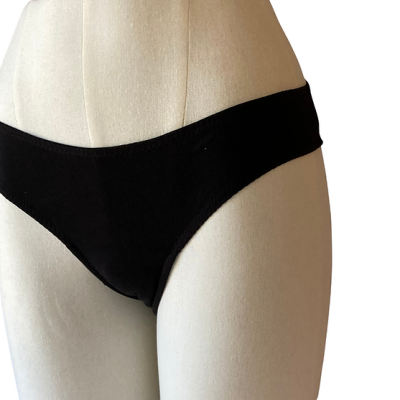 Cueca preta feminina em manequim claro
