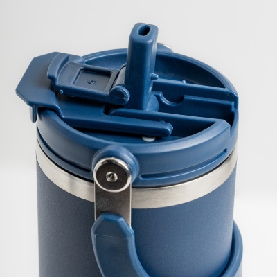 Garrafa térmica azul com tampa e alça