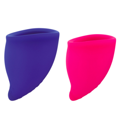 Dois copos menstruais em silicone azul e rosa sobre fundo branco