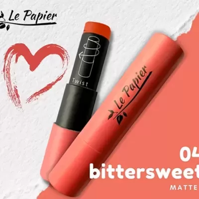 Batom coral Le Papier com embalagem preta e desenho de coração.