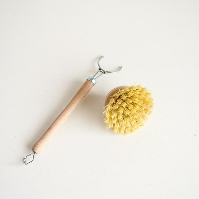 Escova de limpeza com cabo de madeira e cerdas amarelas