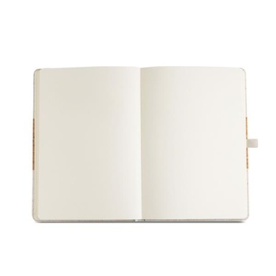 Caderno aberto com páginas em branco e capa bege clara com suporte para caneta
