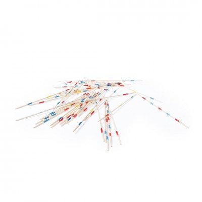 Varetas de madeira pintadas em vermelho, azul e amarelo sobre fundo branco